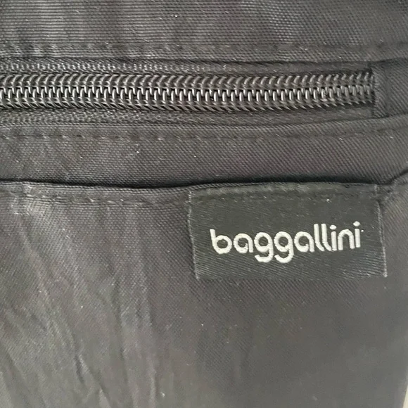 Baggallini Crossbody Color Black Top Zipper
Adjustable Strap Magnetic Closure - Picture 3 of 5